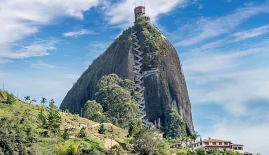 La Piedra del Peñol y el paisaje de Guatapé, Antioquia