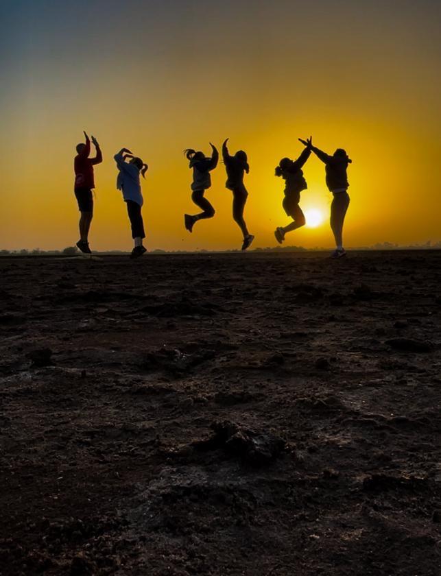 Amigos de viaje tomándose una selfie