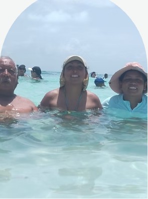 Diana con su familia en Cancún