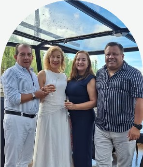 Douglas y Elba durante su crucero por el río Sena