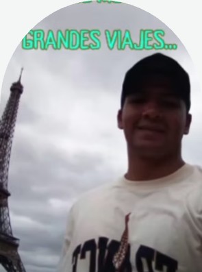 Félix Fuentes frente a la Torre Eiffel